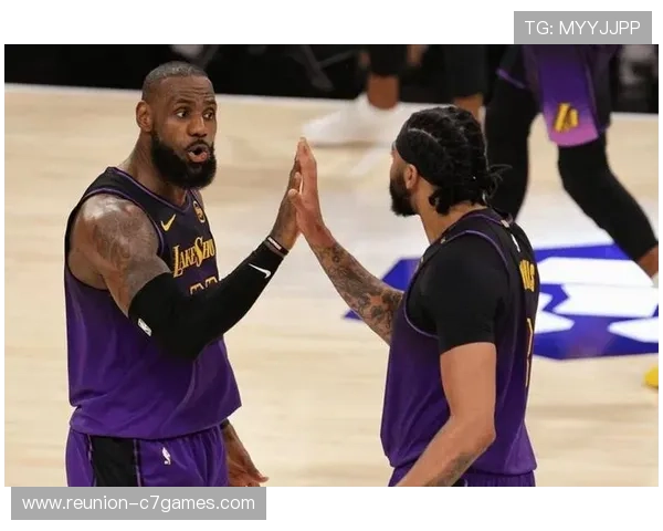 湖人詹姆斯带队逆转取胜掀起西部季后赛新高潮