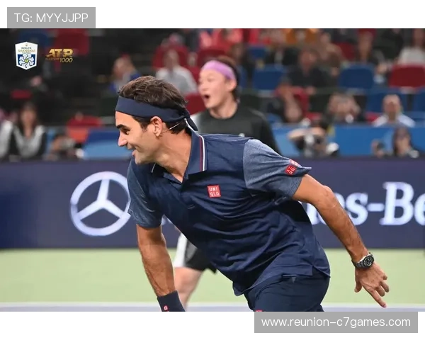 网球巨星复出之路：阿扎伦卡与费德勒的精彩对决引发全球关注